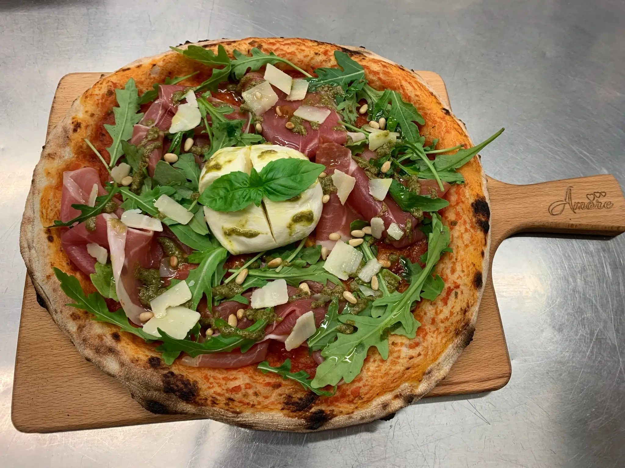 Napolitansk pizza - traditionell italiensk pizza bakad på Gelateria Amore