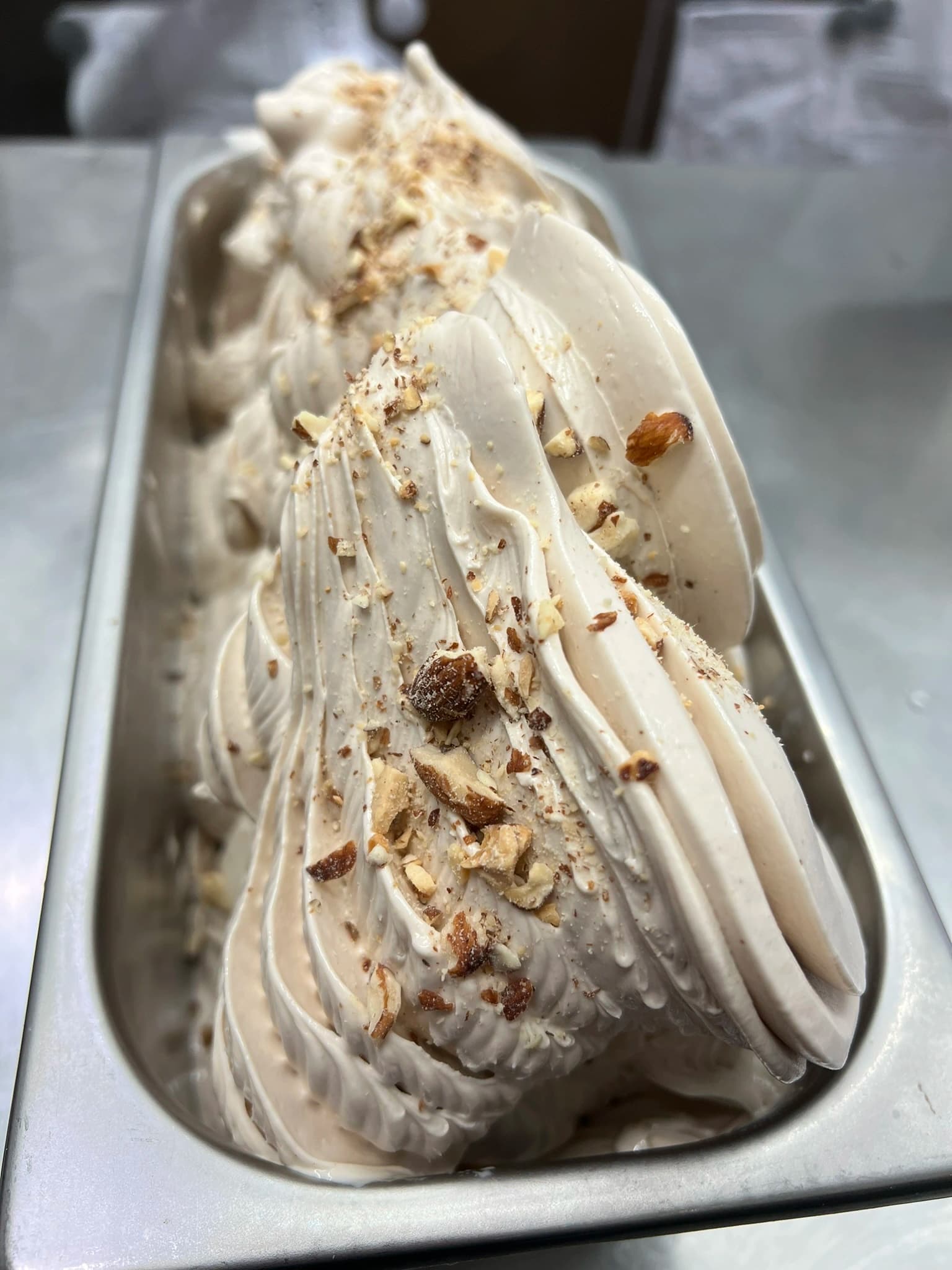 Rosa gelato med hallon smak - italiensk glass i Stockholm