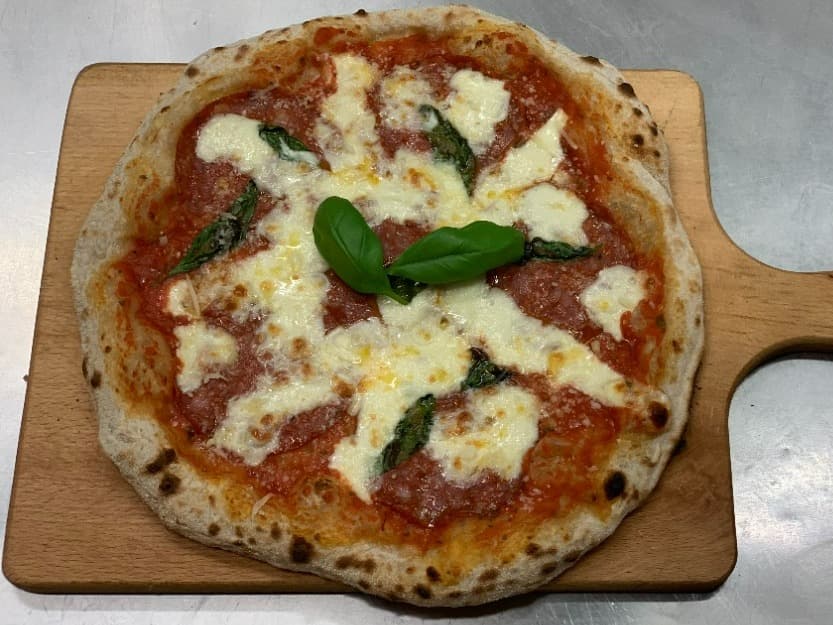 Pizza Margherita - traditionell napolitansk pizza från Gelateria Amore Stockholm